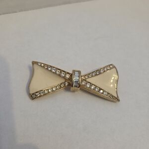 Puccini Vintage 1970's Cream Enamel and Gold Tone Bow Brooch With Rhinestones